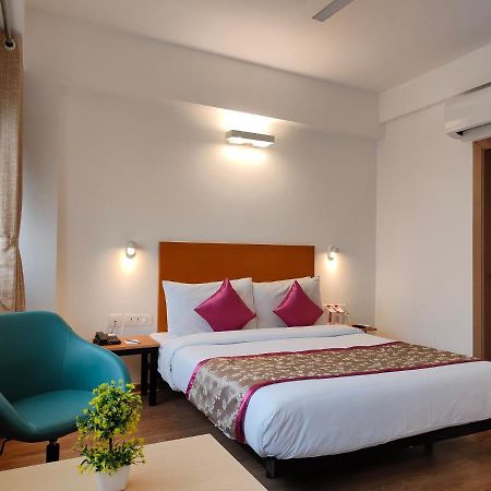Kanak Beacon Hotel - Ashram Road Αχμπανταμπάντ Εξωτερικό φωτογραφία
